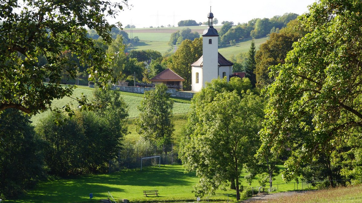 Kirche und See in Diebach