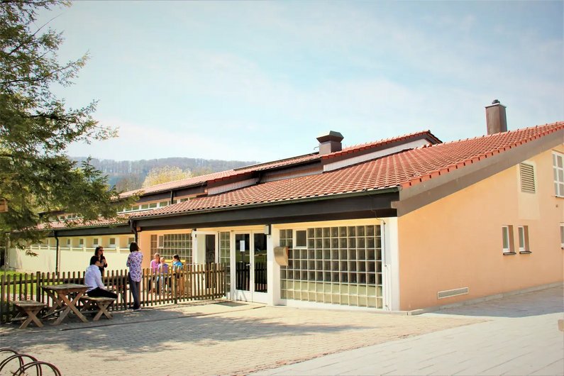 Schwimmhalle von außen