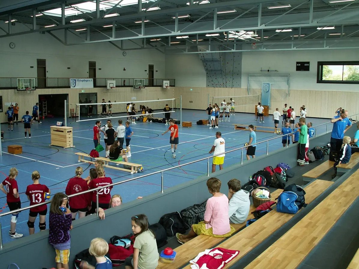 Sporthalle mit Sportlern
