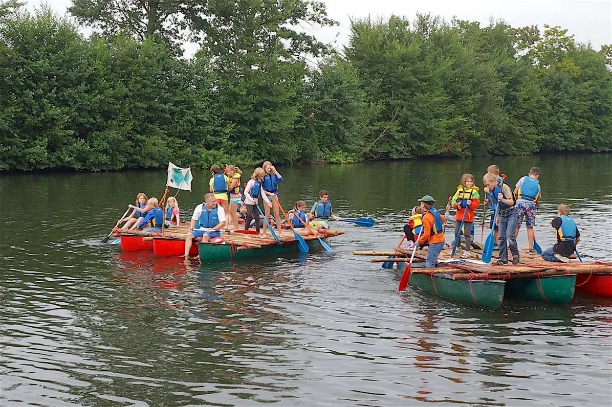 Zwei Floße mit Kindern